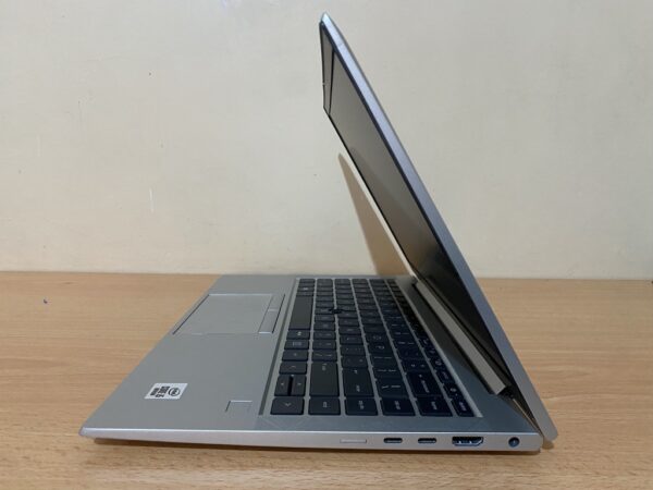 HP EliteBook 840 right side ports