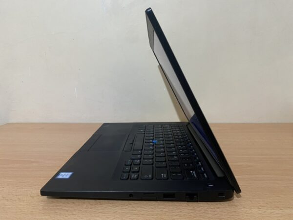 Dell Latitude 7490 right side ports Dell Latitude 7490 right side ports